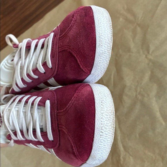 17:02 Adidas Gazelle Sneakers (Fits Women’s 7) - Picture 9 of 12